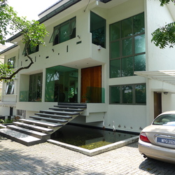 01_front_of_house_thumb