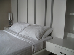 Built-in_headboard_thumb
