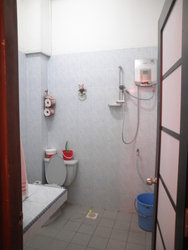 014_-_room_2_-_toilet_thumb